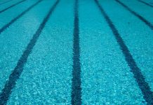 Wachten, wachten en nog eens wachten op zwemles zwembad