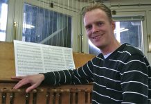 Eerbetoon aan Cox op carillon Beiaardier Bauke Reitsma