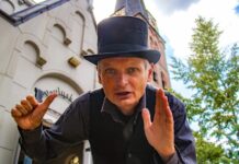 Storytrail theaterwandeling brengt Baarnse geschiedenis tot leven Storytrail Stadswandeling Baarn met verhalenverteller Johannes
