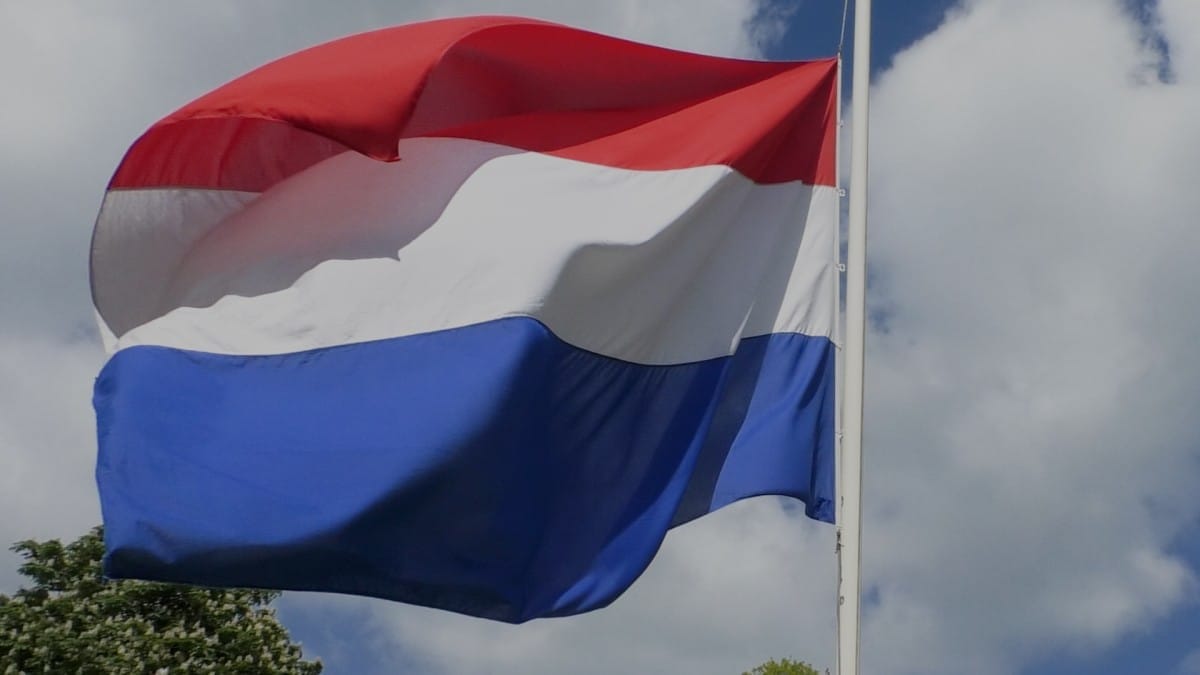 Oranje, de twijfelaar onder de kleuren Nederlandse vlag
