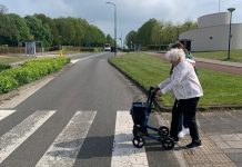 Tijdelijke maatregelen om Dalweg veiliger te krijgen vrouw op zebrapad over Dalweg Soest