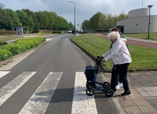 Tijdelijke maatregelen om Dalweg veiliger te krijgen vrouw op zebrapad over Dalweg Soest
