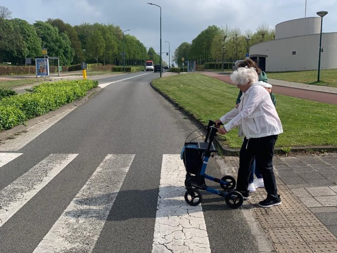 vrouw op zebrapad over Dalweg Soest vrouw op zebrapad over Dalweg Soest
