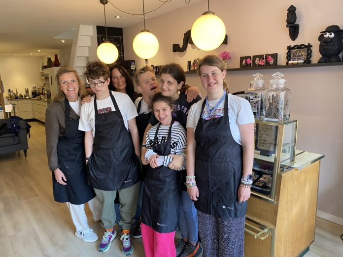 Mooie D.R.O.P. v.l.n.r. Maartje, Naomi, Margot, Barnabas, Gwinette (voor), Latife (achter) en Milou
