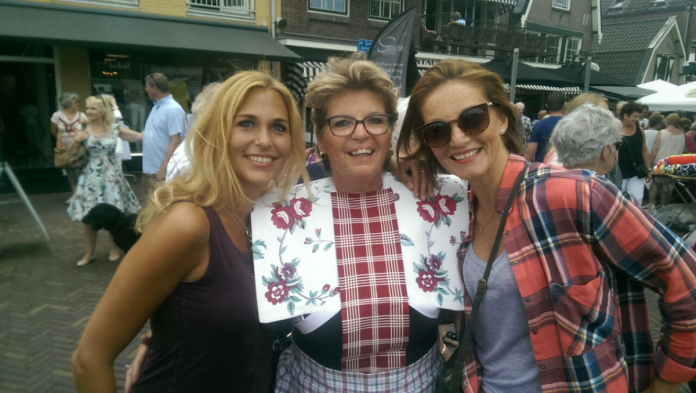 Yvonne Jacobs in het midden in klederdracht