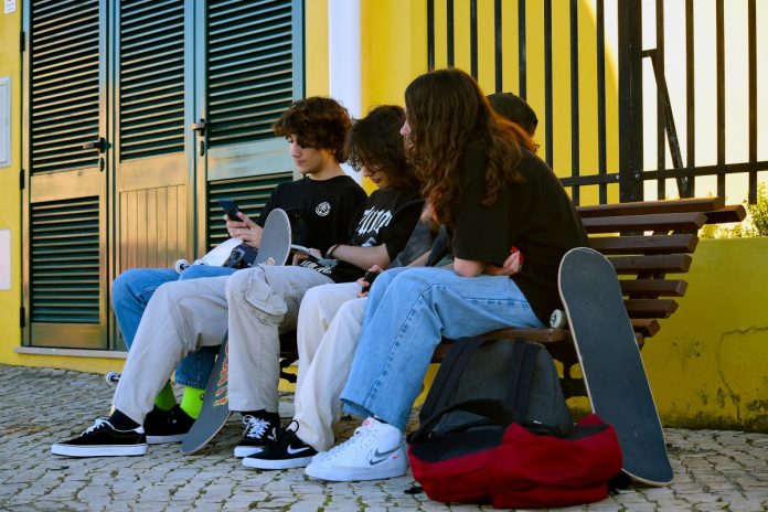 jongeren met telefoons