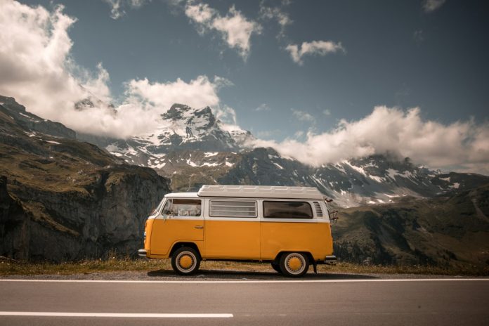 camper langs de weg