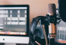 Hebben mensen in Baarn vertrouwen in de politiek? microfoon en koptelefoon