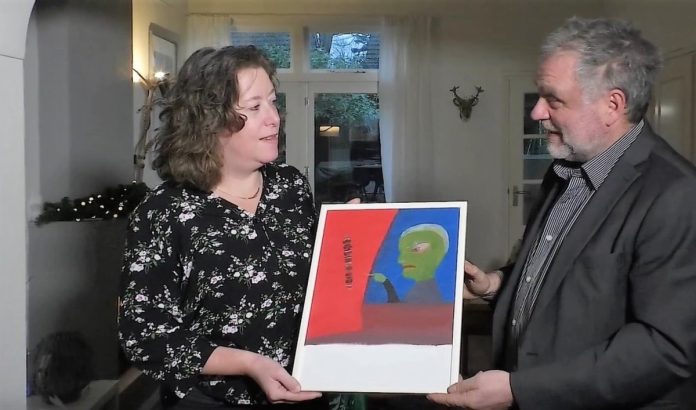 Hanneke Kiel en Eugene Leenders met het excuusschilderij