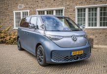Eerste elektrische rouwauto rijdt rond in Amersfoort Volkswagen id-buzz uitvaartbus