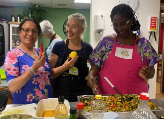 Belgisch-Congolees Buffet door Stichting Balans Buurtkeuken, rechts Angelique