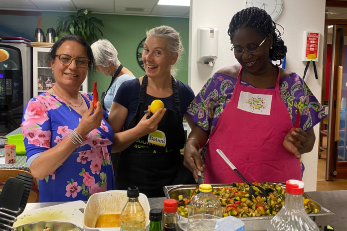 Buurtkeuken, rechts Angelique Buurtkeuken, rechts Angelique