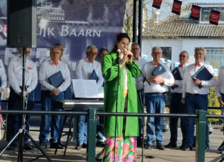Eerste stadsdichter van Baarn dichter merel steinweg bij het eerste gedicht voor 675 jaar stadsrechten