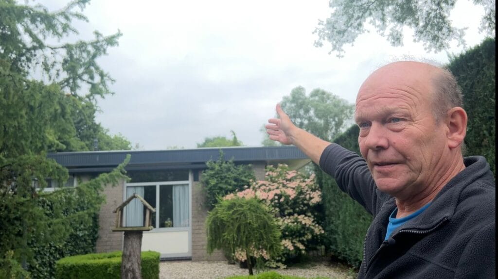 Frits wijst naar de plek van de windmolen