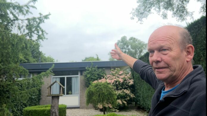 Frits wijst naar de plek van de windmolen Frits wijst naar de plek van de windmolen
