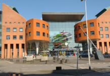 Gebied rond Stationsplein Amersfoort afgezet na vondst mogelijke explosieven Station Amersfoort Centraal