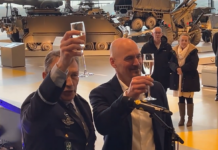 Unieke F-16 met ‘killmark’ in Nationaal Militair Museum champagne in het NNM, Peter Tankink en Frankwin van Beers