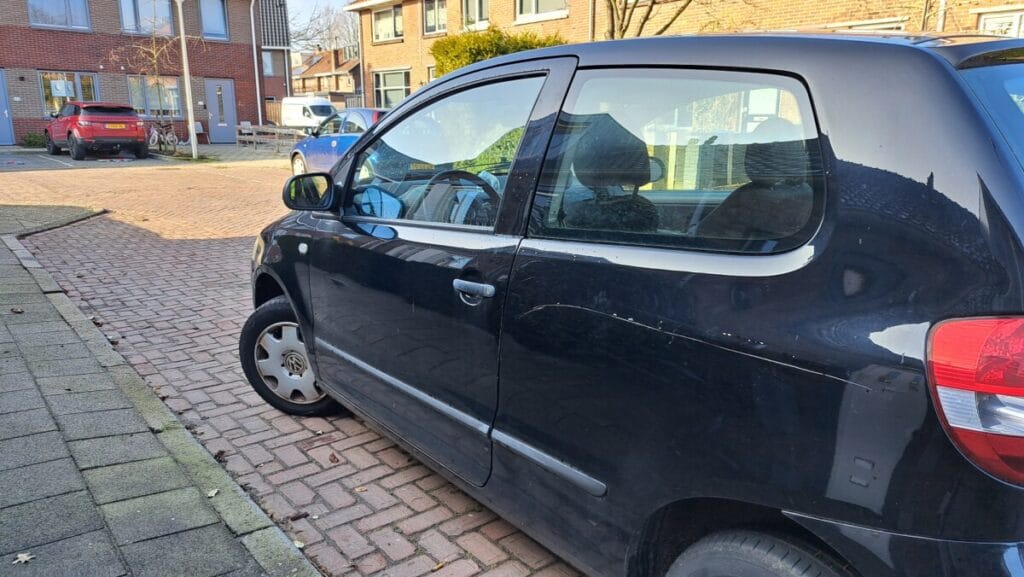 Auto met krassen