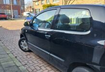 Auto’s massaal bekrast in woonwijk, camerabeelden tonen jonge verdachten Auto met krassen