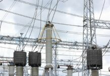 Hoogspanning Soesters die strijden tegen hoogspanningsstation hoogspanningsstation