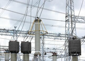 Hoogspanning Soesters die strijden tegen hoogspanningsstation hoogspanningsstation