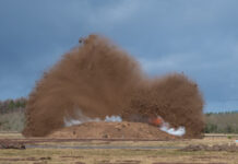 Twee vliegtuigbommen tot ontploffing gebracht op vliegbasis Soesterberg Foto: Giovanni van Erven