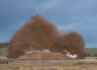 Twee vliegtuigbommen tot ontploffing gebracht op vliegbasis Soesterberg Foto: Giovanni van Erven