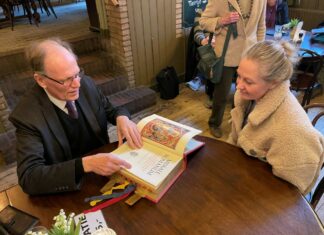 Hoopvol in de rij voor ‘n habbekrats Helaas niet de hoofdprijs voor deze dame uit Huizen, foto Celia de Vree