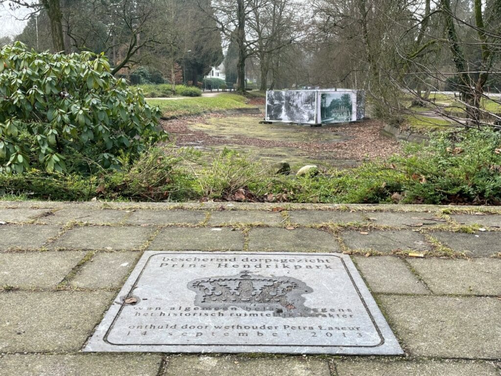 Ondanks de vorstelijke plaquette ligt de vijver er verwaarloosd bij