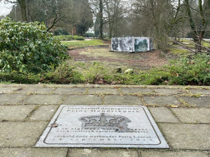 Ondanks de vorstelijke plaquette ligt de vijver er verwaarloosd bij