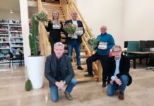 Meer dan een miljoen foto’s, één verhaal Vooraan Peter Beijer en Lex Bergers, tussen hen in fotograag Jaap van den Berg