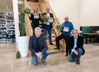 Meer dan een miljoen foto’s, één verhaal Vooraan Peter Beijer en Lex Bergers, tussen hen in fotograaf Jaap van den Berg