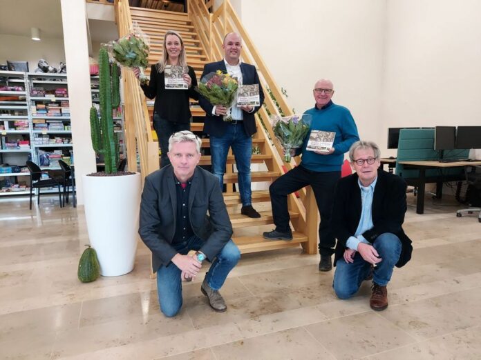 Vooraan Peter Beijer en Lex Bergers, tussen hen in fotograag Jaap van den Berg