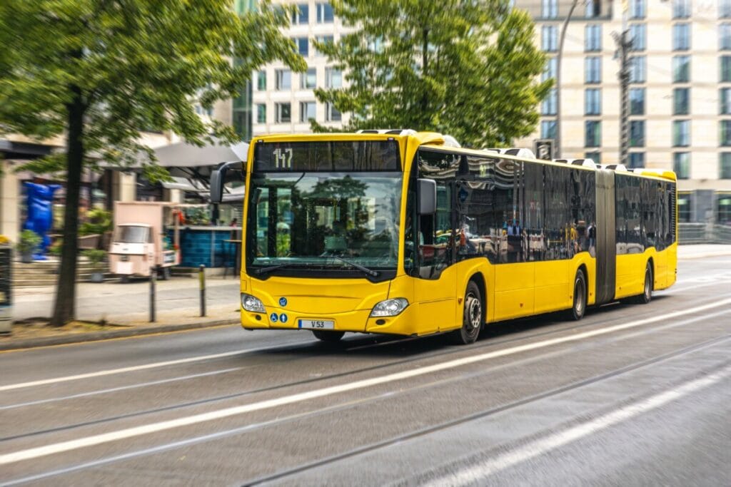 Met de nieuwe plannen wil de gemeente beter aansluiten bij klachten van ouders over lange ritten en onduidelijke regels
