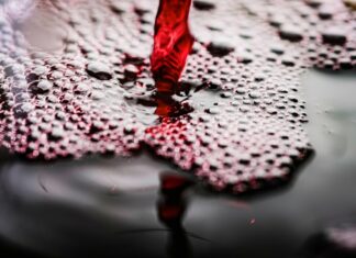 Illegaal waar onderschept in Bunschoten-Spakenburg stromende wijn