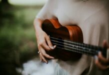 Kleine snaar, grote pret: ontdek het Ukeleerorkest ukelele speler