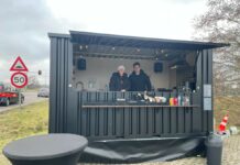 Koffie en wakend oog op carpoolplaats ‘We moeten nog wat logo’s plakken en lampen opgehangen, maar de zelfgebouwde foodtruck is sinds een week volop in bedrijf’