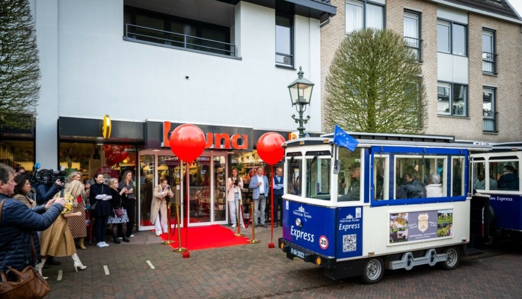 Bij Bruna Baarn vond de feestelijke aftrap plaats. Foto Frank van Beek