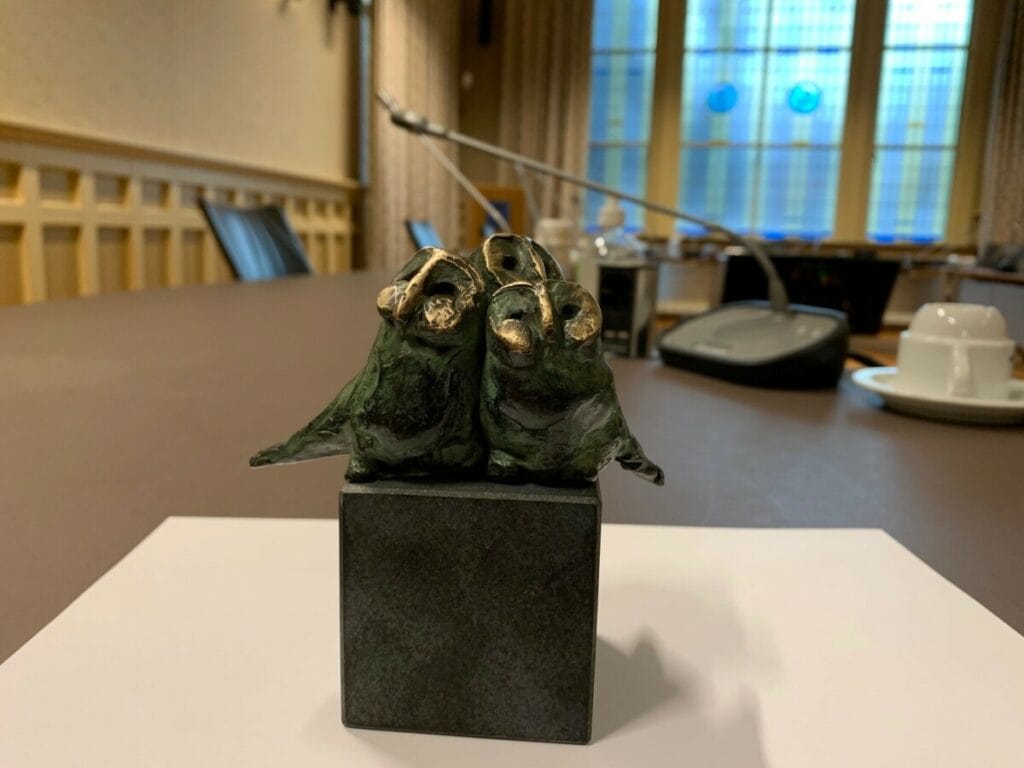 Deze bronzen uilen waren er voor de vertrekkende raadsleden. Foto gemeente Baarn