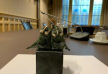 Meerdere raadsleden uitgezwaaid Deze bronzen uilen waren er voor de vertrekkende raadsleden. Foto Melissa Hofland