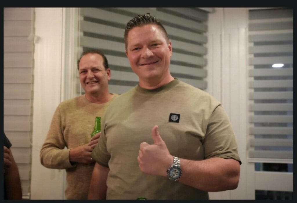 Een dik tevreden Alfred de Graaf rechts, tijdens de verkiezingsuitslagen. Eigen foto