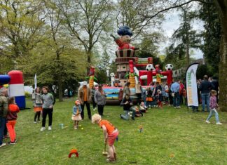 Oranjevereniging Baarn luidt noodklok Een lege Pekingtuin op Koningsdag is geen optie. Foto Celia de Vree