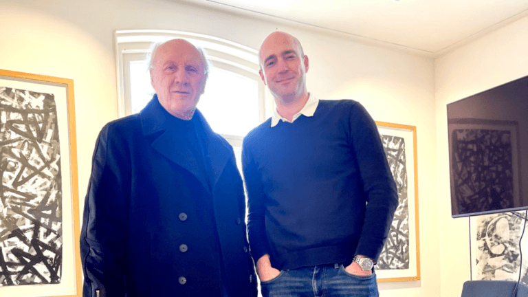 Herman van Veen en presentator Tim van Scheijen