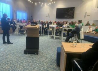 Politiek saai? Welnee! Het einddebat afgelopen zaterdag in het gemeentehuis in Soest. Foto Arjan Klaver