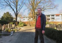 Tekort aan vrijwilligers bedreigt katholieke begraafplaatsen Hans Westerlaak op een begraafplaats