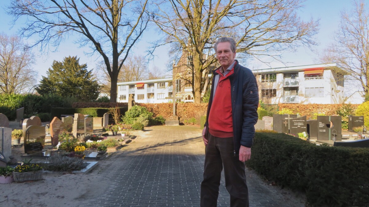 Hans Westerlaak Hans Westerlaak op een begraafplaats