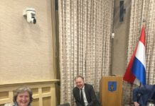 Raadslid Suzanne Oortman Gerlings Koninklijk onderscheiden VVD raadslid Suzanne Oortman Gerlings in de raadszaal met burgemeester Röell (Foto: eigen foto)