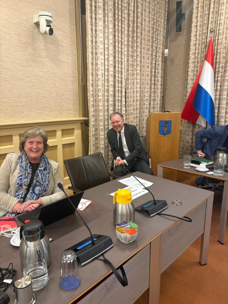 VVD raadslid Suzanne Oortman Gerlings in de raadszaal met burgemeester Röell (Foto: eigen foto)