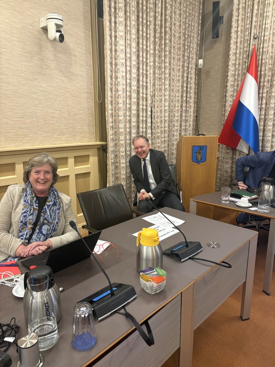 VVD raadslid Suzanne Oortman Gerlings in de raadszaal met burgemeester Röell (Foto: eigen foto) VVD raadslid Suzanne Oortman Gerlings in de raadszaal met burgemeester Röell (Foto: eigen foto)