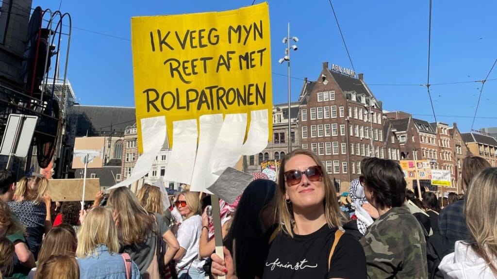 Karina van Kei van Dolle Minas op demonstratie Amsterdam Vrouwendag 2025